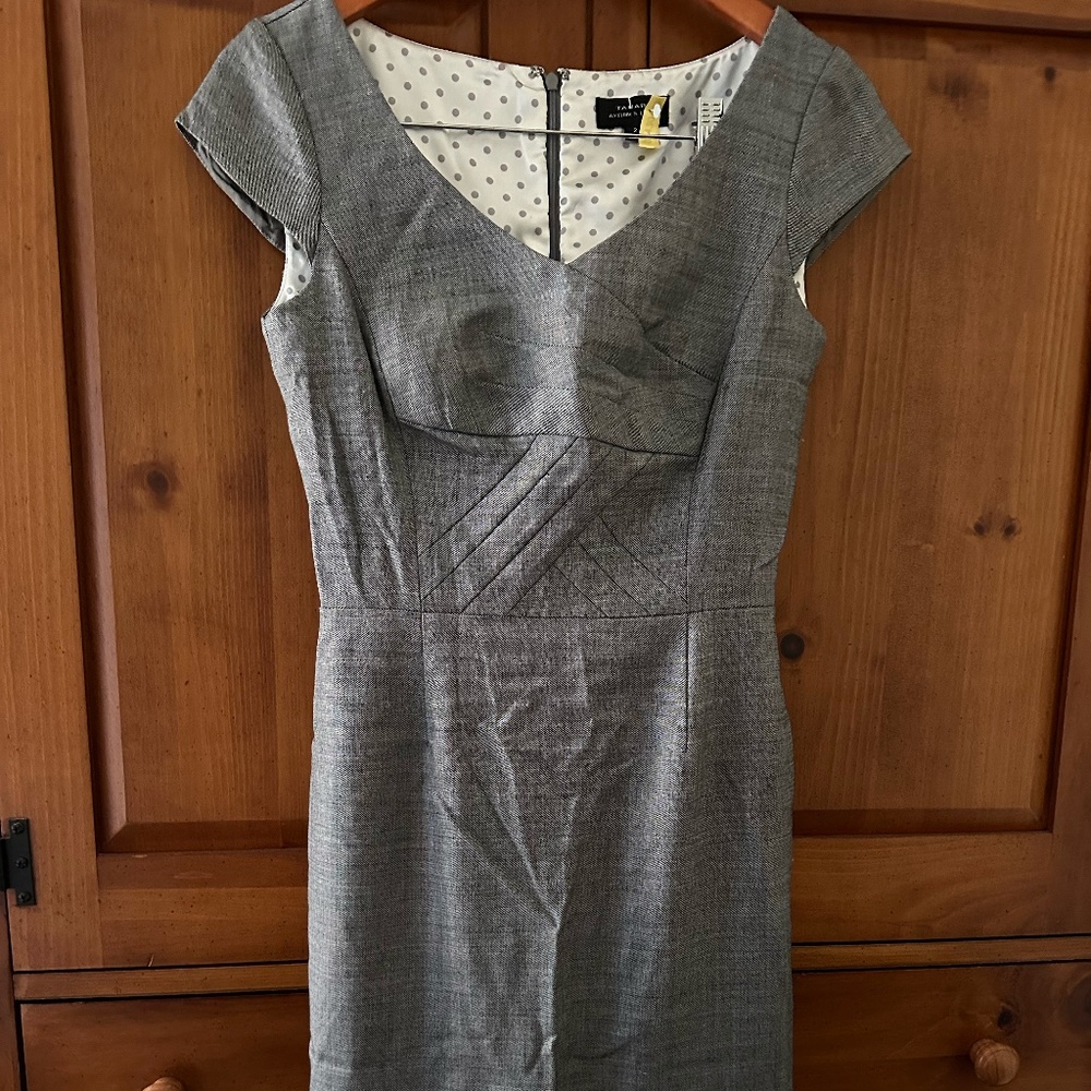 Classic Tahari All Season Sheath Dress with Seamed Detailing - SZ 2